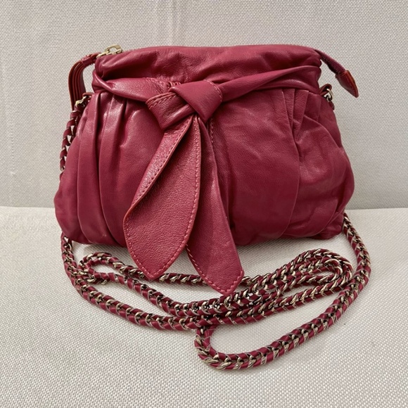 Junior Drake Fuchsia Pink Leather Crossbody Bag w leather wrapped chain strap - Picture 1 of 11
